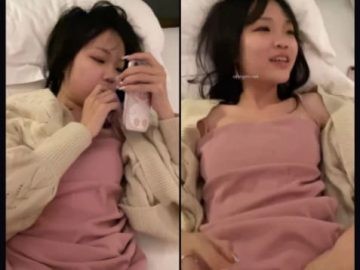 Địt em người yêu đang nói điện thoại